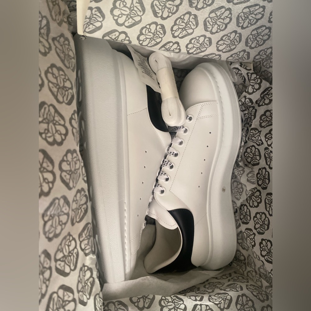 Alexander McQueen Mens Oversized Sneaker White/Black - Picture 2 of 9